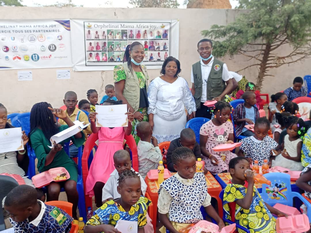 Couronnement et encouragement des enfants à l'orphelinat Mama Africa Joy : une journée de solidarité et de soutien pour une rentrée scolaire réussie.